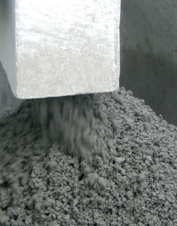 Mixing of STEIN TEC® Drain Concrete DBT 08 in earth-moist texture.