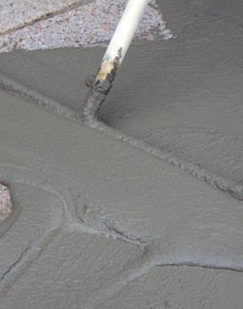 Spreading and bringing-in of highly flowable STEIN TEC® Jointing Mortar HD 02 – 1K using a rubber slider.